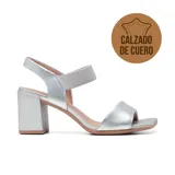 Sandalia de taco alto Usaflex modelo Darlene, confeccionada en cuero color plateado, con tira frontal ancha y tira elástica en el empeine para mayor sujeción.
