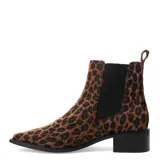 Botas tipo chelsea de caña baja con acabado de pelo sintético con estampado animal print de leopardo. Presentan paneles elásticos laterales en color negro, puntera redondeada y un taco cuadrado bajo de color negro.