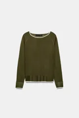 Jersey de punto verde militar con efecto doble, escote redondo y mangas largas con detalles en blanco en el cuello, puños y ruedo.