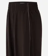 Pantalón deportivo de microfibra color verde, de corte recto y cintura elastizada, con línea lateral en contraste.