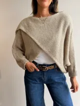 Capa tejida de punto en color verde oliva, con diseño cruzado en el frente y mangas tipo murciélago de calce holgado.