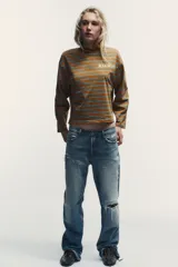 Camiseta marrón a rayas horizontales celestes, de manga larga y cuello redondo. Estampado frontal con la palabra 'SOHONOHO' en blanco.