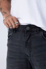 Bermuda de jean azul con corte regular, cinco bolsillos y cierre frontal con botón y cremallera.