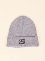 Gorro tipo beanie de punto acanalado en color gris, con vuelta y parche bordado con el logo de la marca en la parte frontal.