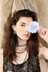 Hebilla pin para el pelo con diseño de flor grande en tonos celeste y blanco.