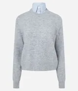 Suéter de punto gris con cuello redondo y diseño de cuello camisero celeste superpuesto. Presenta mangas largas y terminaciones acanaladas en puños y cintura.