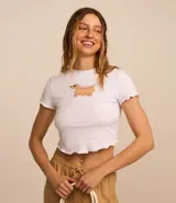 Remera de algodón, modelo baby look, color blanco, con mangas cortas, cuello redondo, estampa de perrito "special delivery" y bordes ondulados.