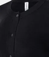 Cardigan de punto color gris, con cuello redondo, manga larga y cierre frontal con botones. Presenta puños y bajo acanalados, con un diseño clásico y versátil.