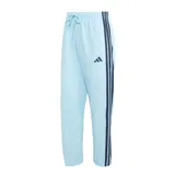 Pantalon deportivo Adidas color celeste con las icónicas tres tiras laterales en azul marino. Presenta cintura elástica con cordón ajustable y logo de la marca estampado en el muslo.