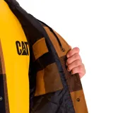 Chaqueta tipo camisa de franela con capucha, diseño a cuadros en tonos marrón y negro. Cuenta con cierre frontal a presión, bolsillos en el pecho con solapa y bolsillos laterales inferiores.