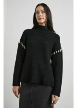 Sweater negro de punto con cuello alto y bordados blancos en sisas y mangas.