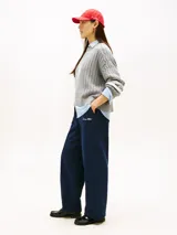 Pantalon de chandal azul marino confeccionado en felpa de algodón regenerativo, de corte regular y diseño recto, con detalle de logo bordado en la parte delantera.