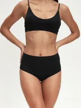 Bombacha de tiro alto color negro, sin costuras visibles, con diseño liso y elástico en la cintura.