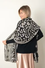 Chal de gasa color negro con estampado de manchas en color visón.