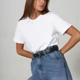 Remera blanca de manga corta, con cuello redondo y corte suelto.