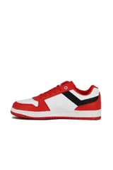 Championes deportivos Pony modelo WT22519, diseño tricolor en rojo, blanco y negro con la característica franja lateral de la marca. Cierre con cordones rojos.