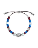 Pulsera TwoJeys de cuentas de vidrio rojas y azules, perlas de agua dulce y cuarzo cristal de roca, con dije central de plata y cierre ajustable con cordón marrón.
