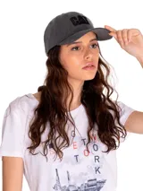 Gorro trucker gris oscuro, con visera curva y logo CAT bordado en relieve en la parte delantera.