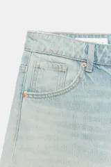 Bermuda de tiro medio estilo baggy en denim de lavado claro, con diseño clásico de cinco bolsillos, trabillas para cinto y cierre frontal con cremallera y botón metálico.