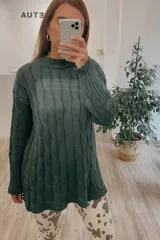 Sweater tejido verde con cuello alto y diseño de trenzas.