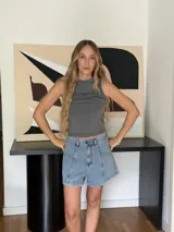 Short de jean celeste, de tiro alto y corte semi baggy.