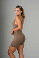 Short deportivo color marrón, de tiro alto y corte ajustado.