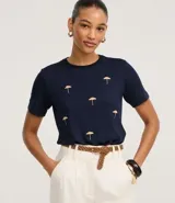 Blusa slim de mangas cortas, confeccionada en viscolycra, con cuello redondo y bordados de paraguas.