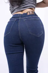 Pantalón de jean estilo oxford, de tiro alto y color azul oscuro, con corte ajustado en la parte superior y acampanado hacia el ruedo.