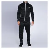 Conjunto deportivo Umbro compuesto por campera con cierre frontal y pantalón de jogging, ambos en color negro con detalles de bandas laterales y cierres en blanco. La campera presenta cuello alto y bolsillos laterales, mientras que el pantalón cuenta con ajuste elástico en la cintura y tobillos.