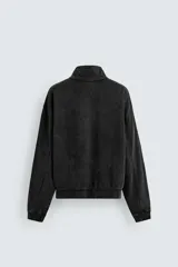 Sudadera de corte boxy fit con cuello subido y cierre frontal de cremallera. Presenta mangas largas, acabado efecto lavado y puños y ruedo en rib.