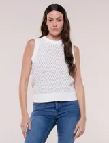 Chaleco tejido de punto calado melange de color blanco, marca Elie Tahari, con escote a la base y diseño geométrico de rombos.