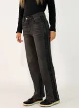 Pantalon de jean de corte recto y tiro alto, color negro lavado, con detalle de franjas laterales en tono más oscuro.