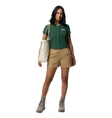 Remera de manga corta Columbia modelo Acker Rock Knit Short, color verde oscuro, de corte corto, cuello redondo y cierre frontal con botones. Presenta un pequeño parche rectangular con el logo de la marca bordado en el pecho.