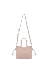 Cartera tipo morral y bandolera de cuero sintético en color rosado, con doble asa de mano y correa larga ajustable y desmontable. Cuenta con detalles de nudos en los laterales y herrajes metálicos plateados con el logo de la marca grabado en el frente.