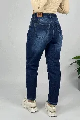 Jean estilo mom de tiro alto, confeccionado en denim azul con lavado clásico. Presenta corte recto y holgado, con cierre y botón frontal, y bolsillos laterales y traseros.