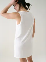 Camisón corto rosado sin mangas, confeccionado en tejido pointelle de calce fluido y liviano, con detalles de costura delicada en el escote y las sisas.