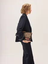 Blazer negro de corte clásico, confeccionado en tela de poliéster con acabado similar al terciopelo y forro estampado.