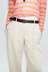 Pantalón recto color beige de tiro alto con pinzas delanteras, bolsillos frontales y falsos bolsillos de vivo en la espalda. Incluye un cinturón fino negro con hebilla dorada. Cierre frontal con cremallera, botón interior y gancho.