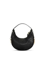 Bolso pequeño en forma de media luna de color negro, fabricado en piel sintética con textura granulada, monograma en relieve, cierre superior con cremallera y herrajes metálicos en tono dorado. Cuenta con asa corta para llevar al hombro o en la mano.