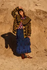 Sweater de punto con diseño de rayas horizontales y patrón geométrico, cuello amplio tipo solapa y cierre frontal con botones artesanales.