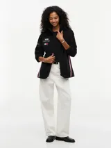 Campera de tejido polar negra Tommy Hilfiger, con cuello chimenea y cierre de cremallera. Presenta diseño Global Stripe en los laterales, bolsillos abiertos en diagonal y el logo de la marca junto con el de Cadillac Formula 1 Team en el pecho.