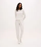 Pantalón de pijama tipo jogger, color blanco con estampado de cuadros sutiles. Presenta cintura elástica con lazo de ajuste y puños elásticos en los tobillos, confeccionado en tejido suave con tacto aterciopelado.