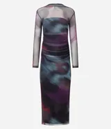 Vestido midi de tul con diseño ajustado, mangas largas y detalles fruncidos en el frente. Presenta un estampado con efecto manchado en tonos oscuros y una abertura lateral en la falda.