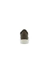 Championes Ecco Street 720 color verde oliva, confeccionados en cuero Nappa suave con perforaciones, impermeables gracias a la tecnología GORE-TEX SURROUND®. Cuentan con cordones largos ajustables, entresuela ECCO FLUIDFORM™ y suela exterior de PU.