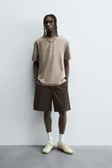 Camiseta celeste de corte holgado, cuello redondo y manga corta.