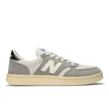 Championes New Balance T500 unisex, color gris y blanco, con detalles en negro. Confeccionados en ante y nobuk de piel de cerdo, con detalles perforados en la puntera y entresuela de goma.