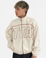 Campera de estilo deportivo en color crema con detalles de costuras y bordes en color rojo. Presenta cierre frontal completo, cuello alto y estampado tipográfico en el frente, además de detalles de estrellas en las mangas.