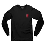 Remera de manga larga color negro, confeccionada en algodón. Presenta un diseño minimalista con un pequeño parche rectangular rojo en el pecho que incluye el logo y nombre de la marca en color negro.