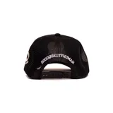 Gorro trucker negro con diseño frontal bordado que presenta un corazón blanco con efecto goteo y las letras "LA" en color negro.