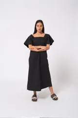 Vestido negro corto de popelina con escote cuadrado y mangas cortas con volados.